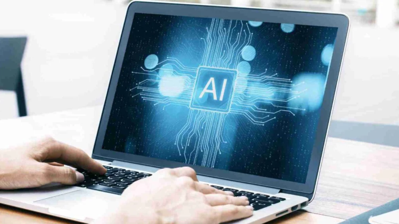 Tela de notebook com o texto "AI", que refere-se ao conceito de inteligência artificial